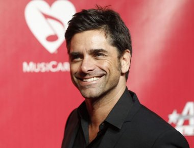 Ο ελληνικής καταγωγής star του Hollywood John Stamos στην χιονισμένη Αθήνα (φωτό)